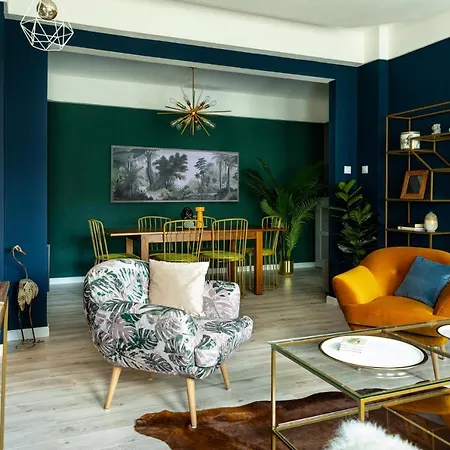 Welcome To The Jungle By Holt Apartment