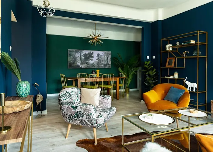 Welcome To The Jungle By Holt Apartment