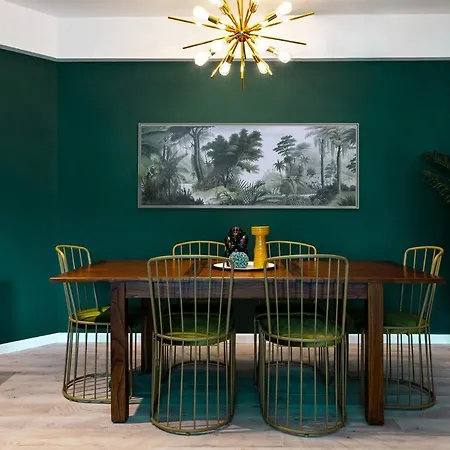 Welcome To The Jungle By Holt شقة