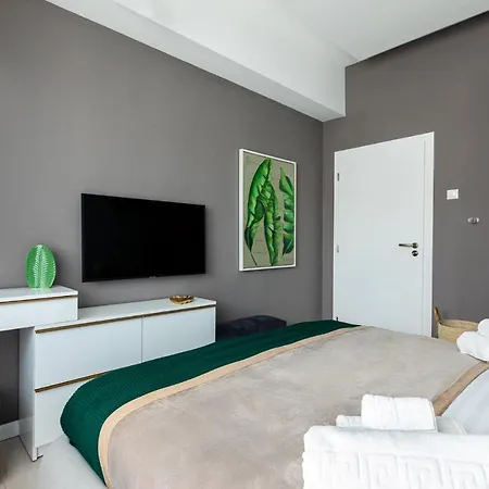 Welcome To The Jungle By Holt