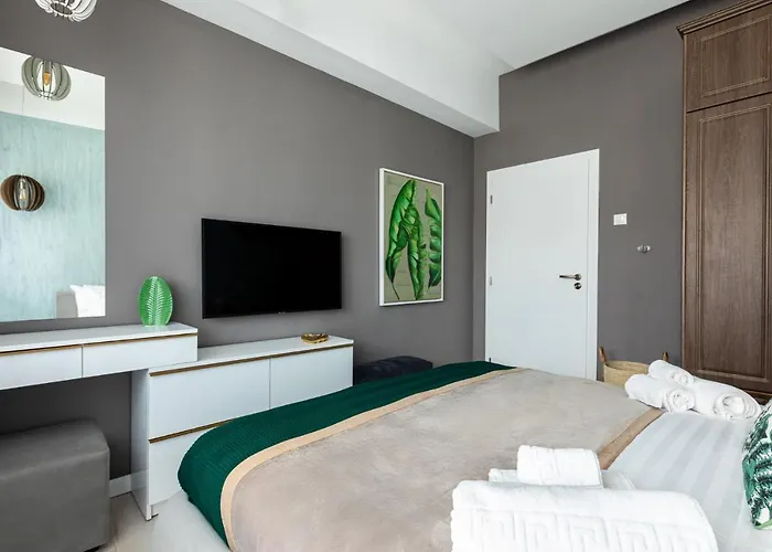 Welcome To The Jungle By Holt